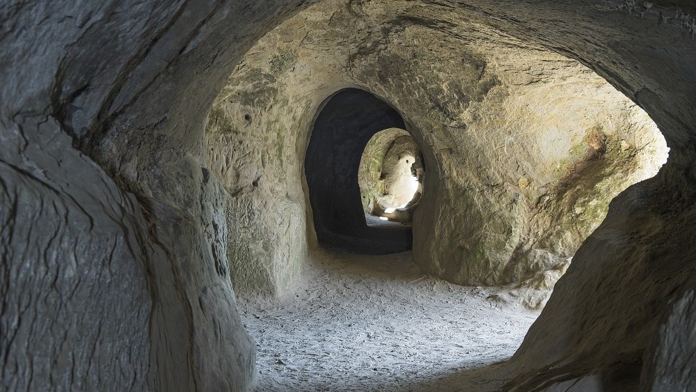 Lamberta Höhlen (Die Grotten von Mont Vully): Abenteuerspielplatz für Kinder